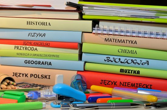 Dyrektor szkoły ogłasza zestaw podręczników i materiałów edukacyjnych, które będą obowiązywać w rok…