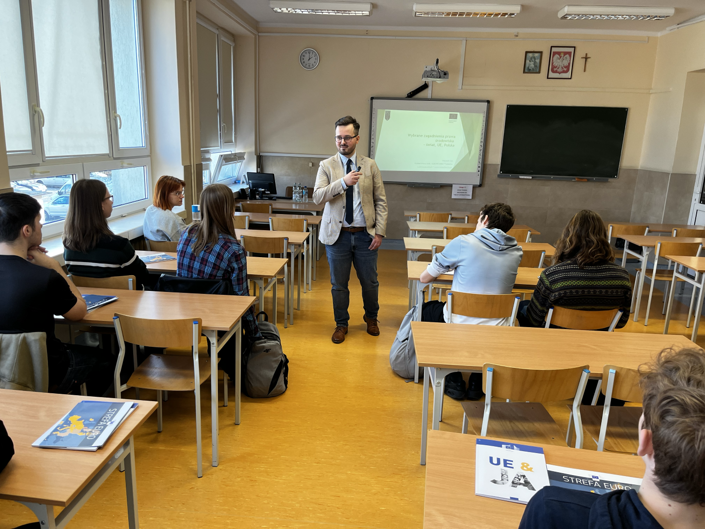Pokaz prezentacji na rzutniku