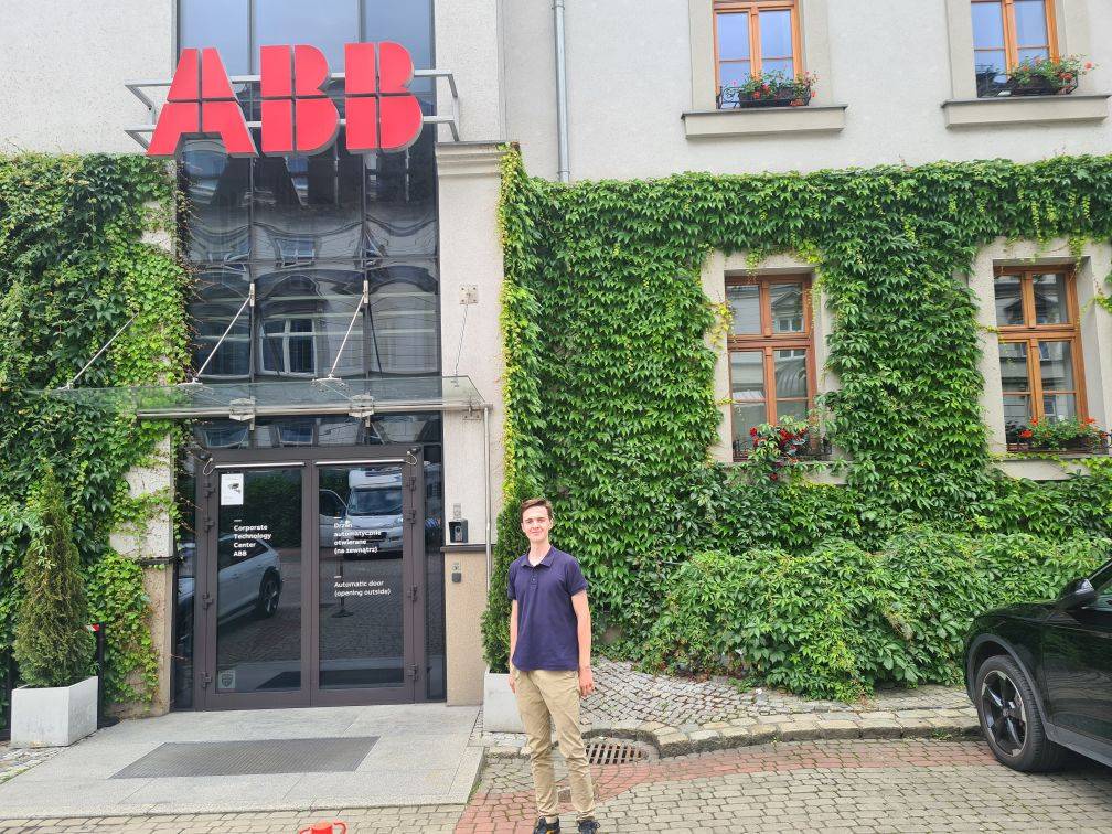 Adam Sienkiewicz z kl. II A na warsztatach w międzynarodowej firmie ABB w Krakowie