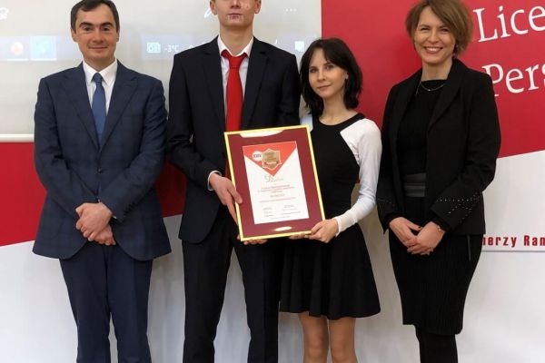 Dyrekcja i uczniowie z dyplomem - kliknięcie spowoduje powiększenie zdjęcia Pan dyrektor i Pani wicedyrektor z uczniami i dyplomem