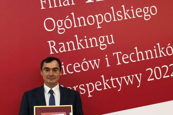 Pan dyrektor z dyplomem - kliknięcie spowoduje powiększenie zdjęcia Zdjęcie Pana dyrektora z dyplomem