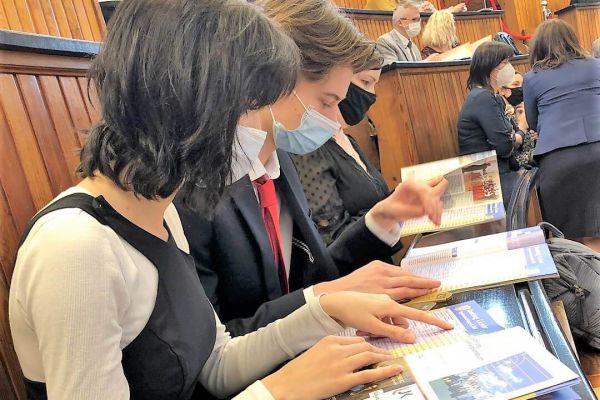 Oczekiwanie na wyniki Rankingu - kliknięcie spowoduje powiększenie zdjęcia Uczniowie czekają na ogłoszenie wyników