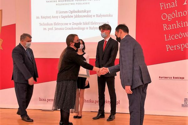 Gratulacje po ogłoszeniu wyników Rankingu - kliknięcie spowoduje powiększenie zdjęcia Gratulacje na ręce Pana dyrektora