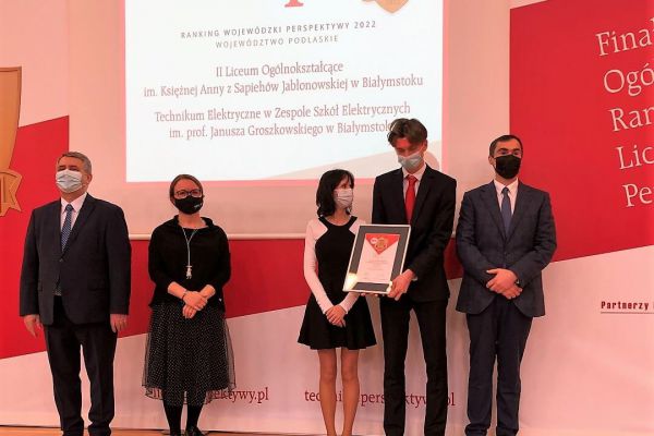 Zdjęcie z dyplomem wraz z organizatorami gali - kliknięcie spowoduje powiększenie zdjęcia Zdjęcie z dyplomem na tle ogłoszonych wyników