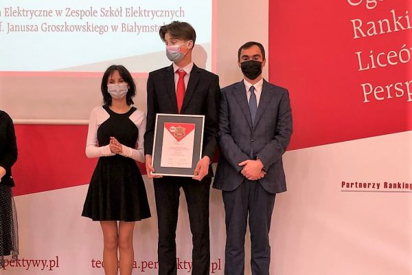 Zdjęcie z dyplomem po ogłoszeniu wyników - kliknięcie spowoduje powiększenie zdjęcia Zdjęcie z dyplomem Pana dyrektora i uczniów