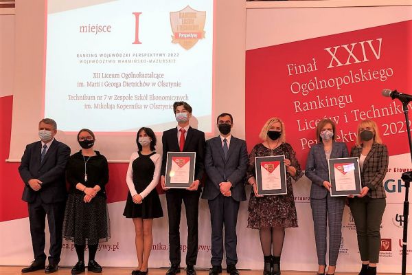 Wręczenie dyplomów - kliknięcie spowoduje powiększenie zdjęcia Zdjęcie 8 osób trzymających 3 dyplomy