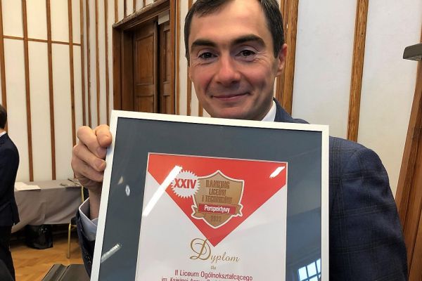 Pan dyrektor z dyplomem - kliknięcie spowoduje powiększenie zdjęcia Zdjęcie dyrektora szkoły Dariusza Bossowskiego trzymającego dyplom za zajęcie 1 miejsca w rankingu szkół w województwie podlaskim