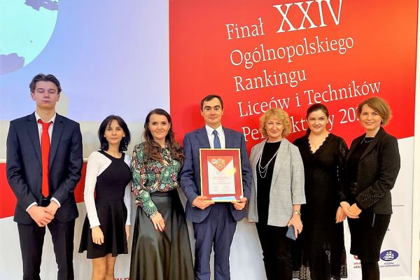 Wszyscy z dyplomem - kliknięcie spowoduje powiększenie zdjęcia Zdjęcie 7, wsród któych dyrektor szkoły trzyma dyplom