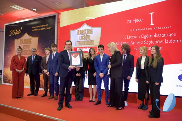 Pan Dyrektor Dariusz Bossowski z dyplomem dla II LO za zajęcie XIII miejsca w Ogólnopolskim Rankingu Liceów Ogólnokształcących 