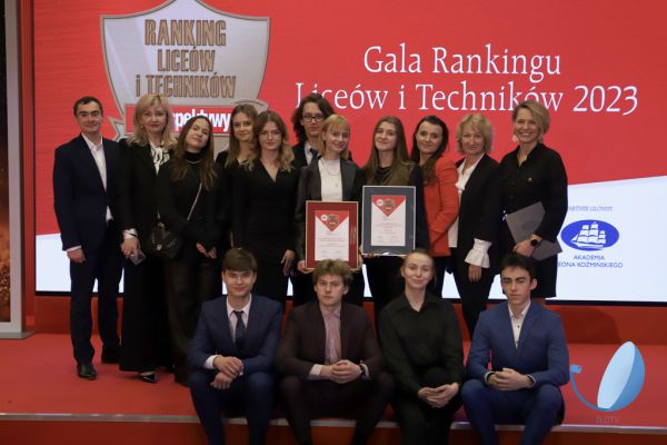 Delegacja uczniów i nauczycieli  z II LO na uroczystej Gali