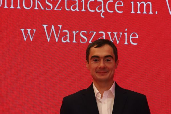 Pan Dyrektor Dariusz Bossowski z dyplomem dla II LO za zajęcie XIII miejsca w Ogólnopolskim Rankingu Liceów Ogólnokształcących 