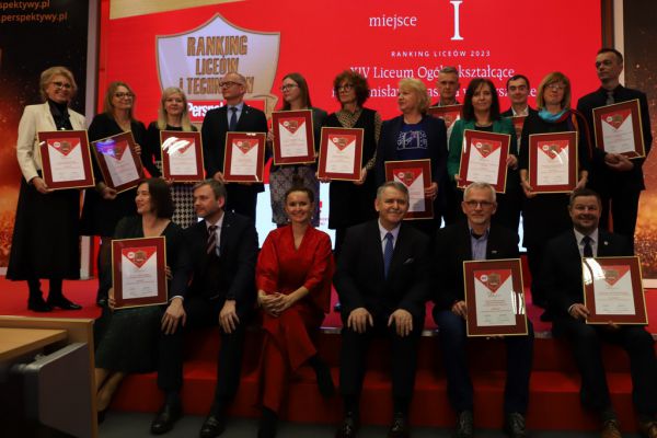 Pan Dyrektor Dariusz Bossowski wśród dyrektorów najlepszych liceów w Polsce