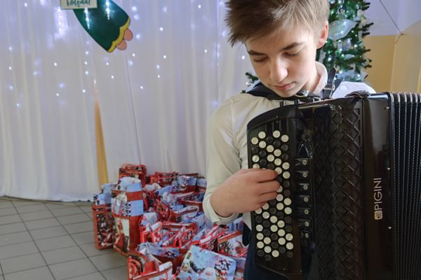 Choinka w Ośrodku Szkolno-Wychowawczym- kliknięcie spowoduje powiększenie zdjęcia Choinka w Ośrodku Szkolno-Wychowawczym