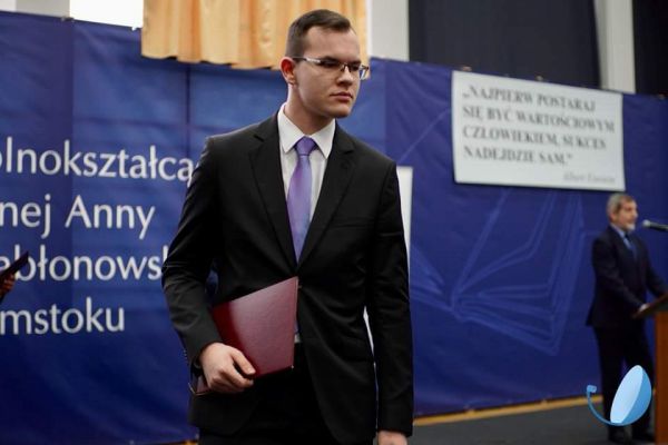 Michał Aściukiewicz  z dyplomem - kliknięcie spowoduje powiększenie zdjecia Michał Aściukiewicz  z dyplomem