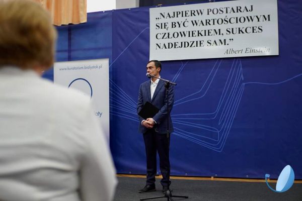 Pan Dyrektor Dariusz Bossowski na uroczystości wręczenia aktów stypendialnych  - kliknięcie spowoduje powiększenie zdjęcia Pan Dyrektor Dariusz Bossowski na uroczystości wręczenia aktów stypendialnych
