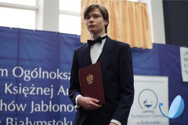 Patrick Anderson z dyplomem - kliknięcie spowoduje powiększenie zdjęcia Patrick Anderson z dyplomem