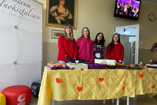 Uczennice z kl. IG (od lewej) Zofia Zakrzewska , Kinga Małoń, Weronika Kryś, Ines Sznurkowska