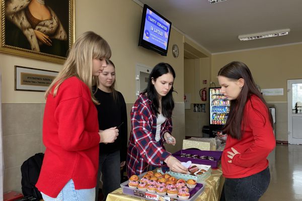 Przygotowywanie  stoiska na kiermasz