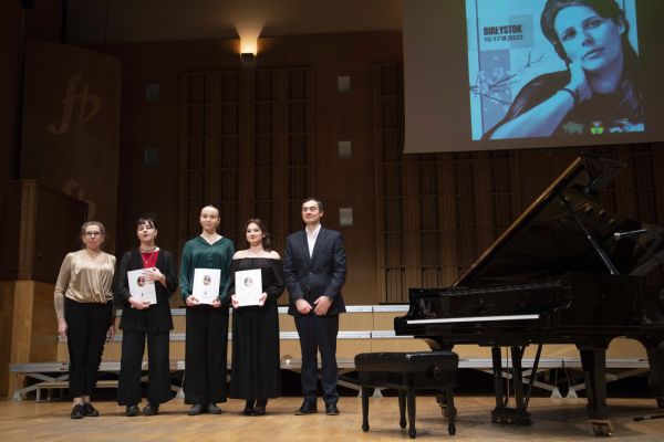 Laureaci konkursu z dyrektorem II LO - kliknięcie spowoduje powiększenie zdjęcia 17- Laureaci konkursu - kliknięcie spowoduje powiększenie zdjęcia Laureaci konkursu z dyrektorem II LO