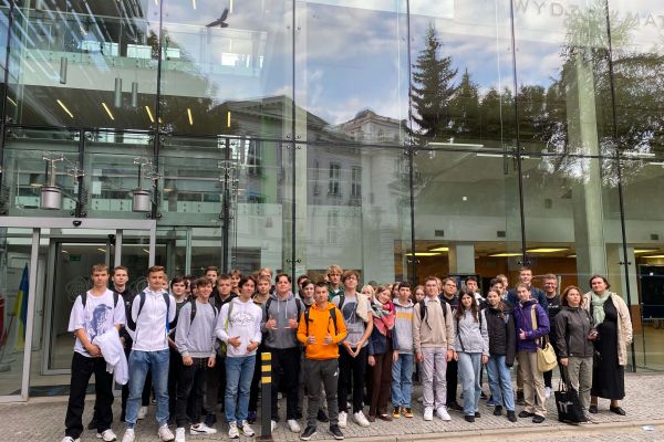 Zdjęcie grupowe przed Politechniką Warszawska