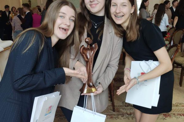 Martyna Szumowska (3a), Paulina Szutkiewicz (3g), Aleksandra Sidorczuk (3c)