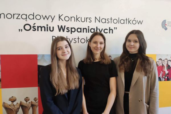 Martyna Szumowska (3a), Paulina Szutkiewicz (3g), Aleksandra Sidorczuk (3c)