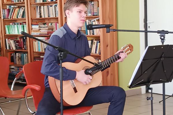 Marcel Nytko gra na gitarze