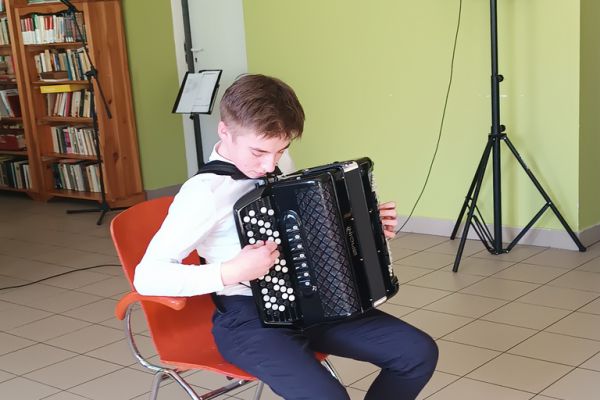 Szymon Lewicki gra na akordeonie