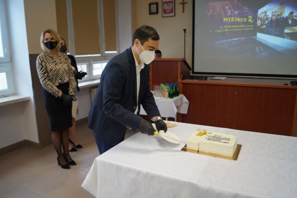 Stół z uroczystym tortem - Pan dyrektor