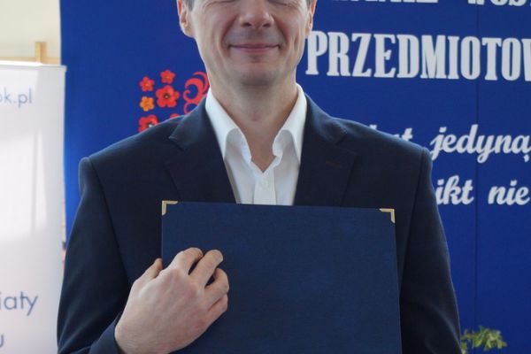 Pan Dyrektor Dariusz Bossowski z pamiatkowym grawertonem dla szkoły o największej liczbie laureatów