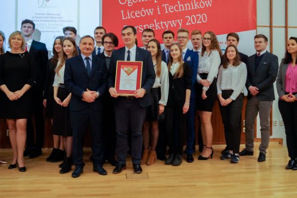 Wszyscy z dyplomem Rankingu - kliknięcie spowoduje powiększenie zdjęcia Grono Pedagogiczne z uczniami i dyplomem