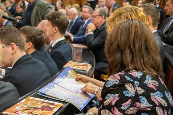 Oczekiwanie na wyniki - kliknięcie spowoduje powiększenie zdjęcia Delegacja II LO w oczekiwaniu na wyniki