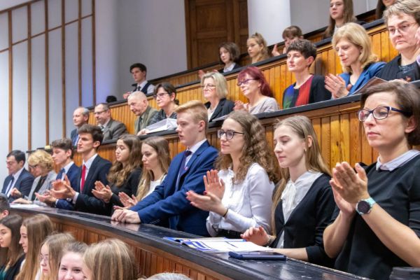 Brawa, ogłoszenie wyników - kliknięcie spowoduje powiększenie zdjęcia Aula, wyniki, aplauz