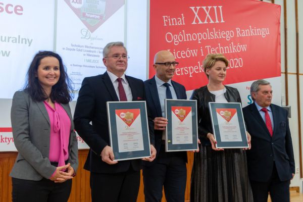 Zdjęcie dyplomy, po ogłoszeniu wyników - kliknięcie spowoduje powiększenie zdjęcia Zdjęcie z dyplomami