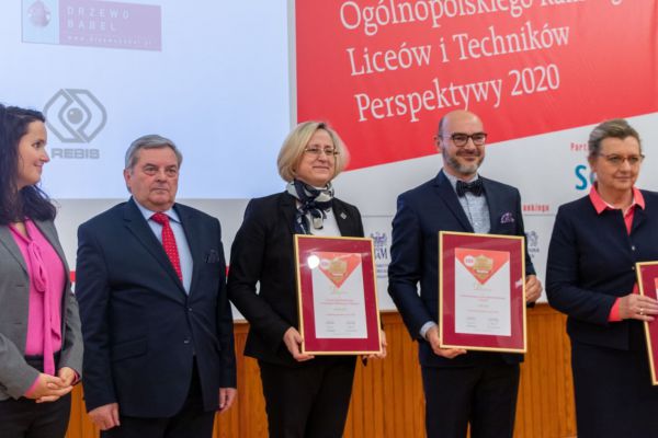 Wszyscy z dyplomem - kliknięcie spowoduje powiększenie zdjęcia Wręczenie dyplomów