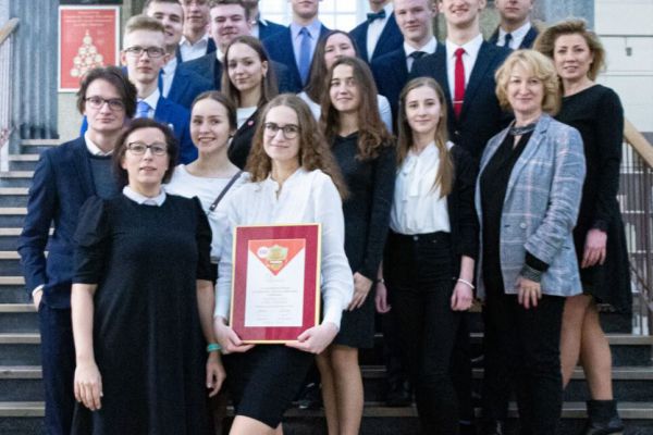 Nauczyciele i uczniowie II LO z dyplomem - kliknięcie spowoduje powiększenie zdjęcia Społeczność IILO zdjęcie z dyplomem