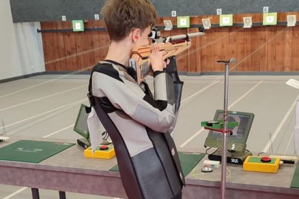 Aleksander Trochimczyk na stanowisku w konkurencji karabin pneumatyczny