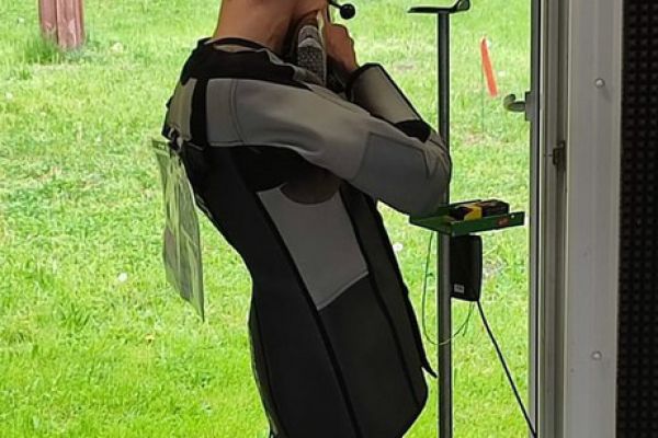 Aleksander Trochimczyk na stanowisku w konkurencji karabin sportowy 3 x 20 strzałów
