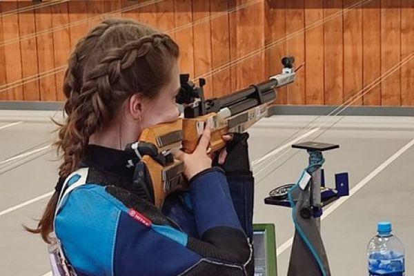 Weronika Puchalska na stanowisku w konkurencji karabin pneumatyczny