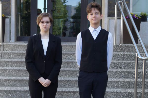 Olimpiada Języka Angielskiego Dla Juniorów - kliknięcie spowoduje powiększenie zdjęcia Laureaci: Maja Brzozowska (8A), Piotr Wasilewski (8A)