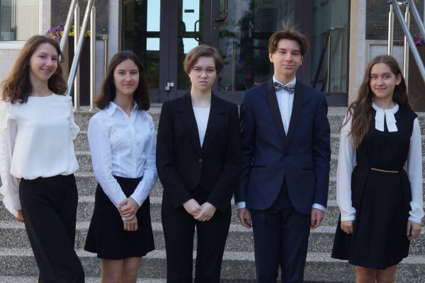 Olimpiada Literatury i Języka Polskiego - kliknięcie spowoduje powiększenie zdjęcia Laureaci: Maja Brzozowska (8A), Aleksandra Łukaszewicz (8A), Tomasz Pogorzelski (8A), Zuzanna Trojgo (8A) Finaliści: Anna Ptaszyńska (8B)