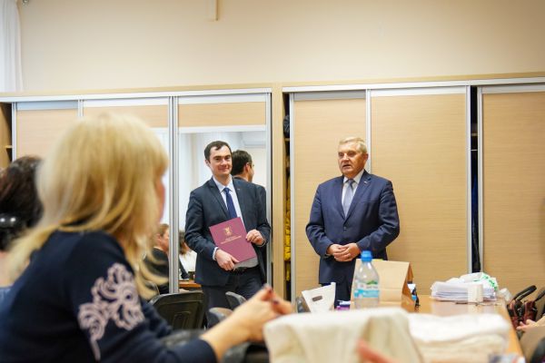 Prezydent Miasta z Gronem Pedagogicznym i Uczniami - kliknięcie spowoduje powiększenie zdjęcia Prezydent Miasta, nauczyciele i uczniowie - spotkanie