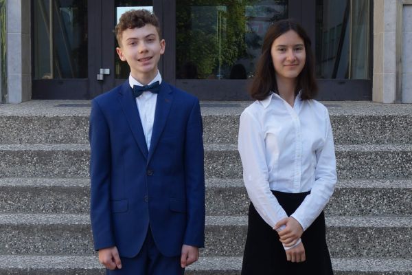 Wojewódzki Konkurs Fizyczny - kliknięcie spowoduje powiększenie zdjęcia Laureaci:  Mikołaj Ławreszuk (8A), Zuzanna Trojgo (8A)