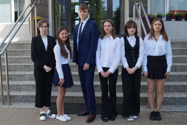 Wojewódzki Konkurs Języka Angielskiego - kliknięcie spowoduje powiększenie zdjęcia Laureaci: Alicja Bielecka (8A), Maja Brzozowska (8A), Matylda Kryńska (8A), Julia Sobczyńska (8A), Maciej Szeweluk (8A), Laura Woźniewska (8B) Finaliści: Hanna Kapelewska (8A)