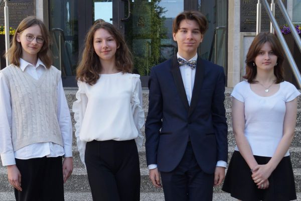 Wojewódzki Konkurs Języka Polskiego - kliknięcie spowoduje powiększenie zdjęcia Laureaci: Zofia Strankowska (8B) Finaliści: Anna Maria Jurczuk (8A), Aleksandra Łukaszewicz (8A), Tomasz Pogorzelski (8A)