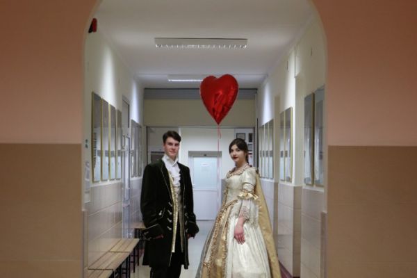 Sapieha i Sapieżanka na korytarzu - kliknięcie spowoduje powiększenie zdjęcia Sapieha i Sapieżanka na korytarzu