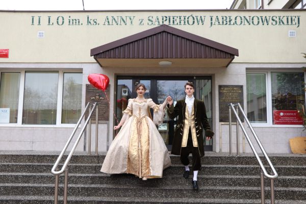 Sapieha i Sapieżanka przed szkoła- kliknięcie spowoduje powiększenie zdjęcia Sapieha i Sapieżanka przed szkoła