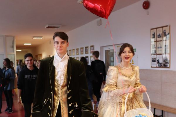 Sapieha i Sapieżanka niosą cukierki- kliknięcie spowoduje powiększenie zdjęcia Sapieha i Sapieżanka niosą cukierki