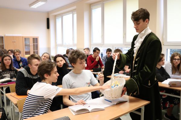 Sapieha częstuje cukierkami - kliknięcie spowoduje powiększenie zdjęcia Sapieha częstuje cukierkami