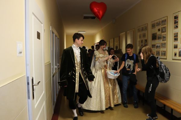 Sapieżanka częstuje cukierkami- kliknięcie spowoduje powiększenie zdjęcia Sapieżanka częstuje cukierkami